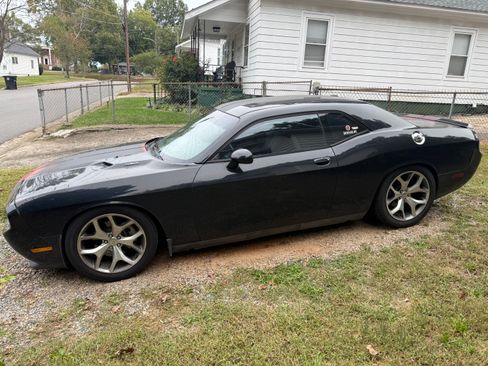 Used 2013 Dodge Challenger R/T image 2