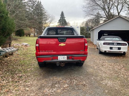 Used 2011 Chevrolet Avalanche LS image 4