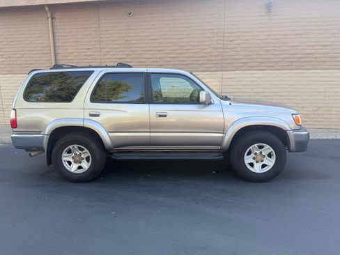 Used 2002 Toyota 4Runner SR5 RWD image 5
