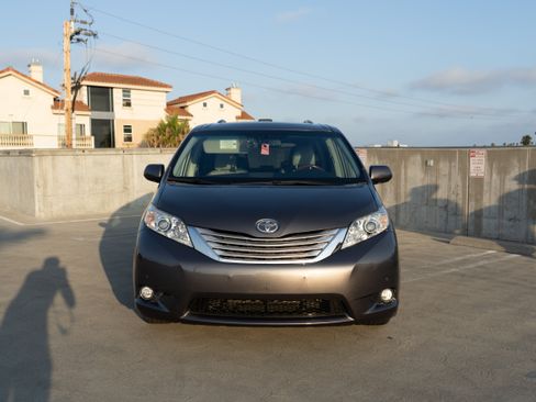 Used 2014 Toyota Sienna Limited image 2