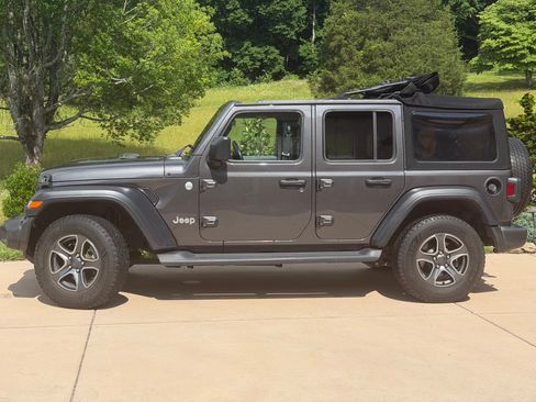 Used 2018 Jeep Wrangler Unlimited Sport S AWD/4WD image 9