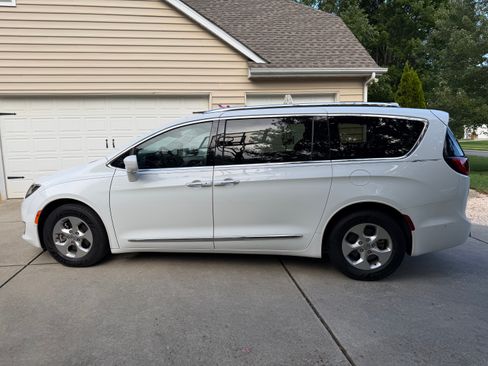 Used 2017 Chrysler Pacifica Touring-L Plus w/ Advanced Safetytec Group FWD image 6