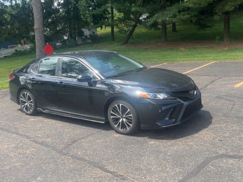 Used 2019 Toyota Camry SE FWD image 5
