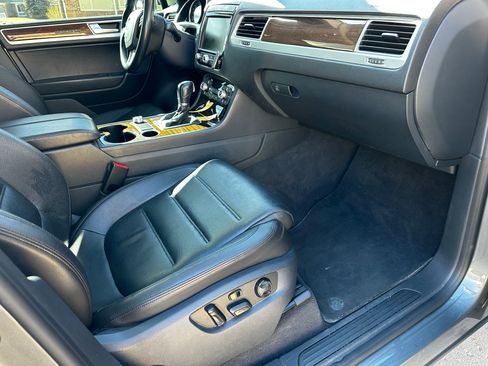 Used 2016 Volkswagen Touareg Sport image 26