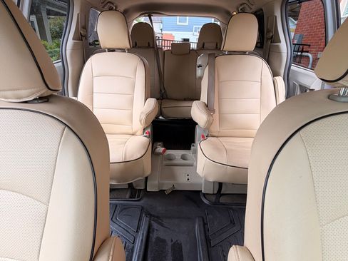 Used 2011 Toyota Sienna XLE w/ Premium Pkg FWD image 12