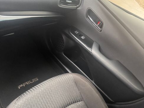 Used 2016 Toyota Prius Three w/ Advanced Technology Package image 11