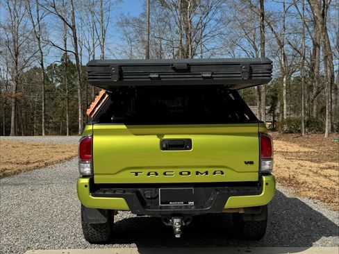 Used 2023 Toyota Tacoma TRD Off-Road w/ TRD Premium Off Road Package image 4