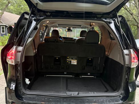 Used 2018 Toyota Sienna SE w/ SE Preferred Package FWD image 2