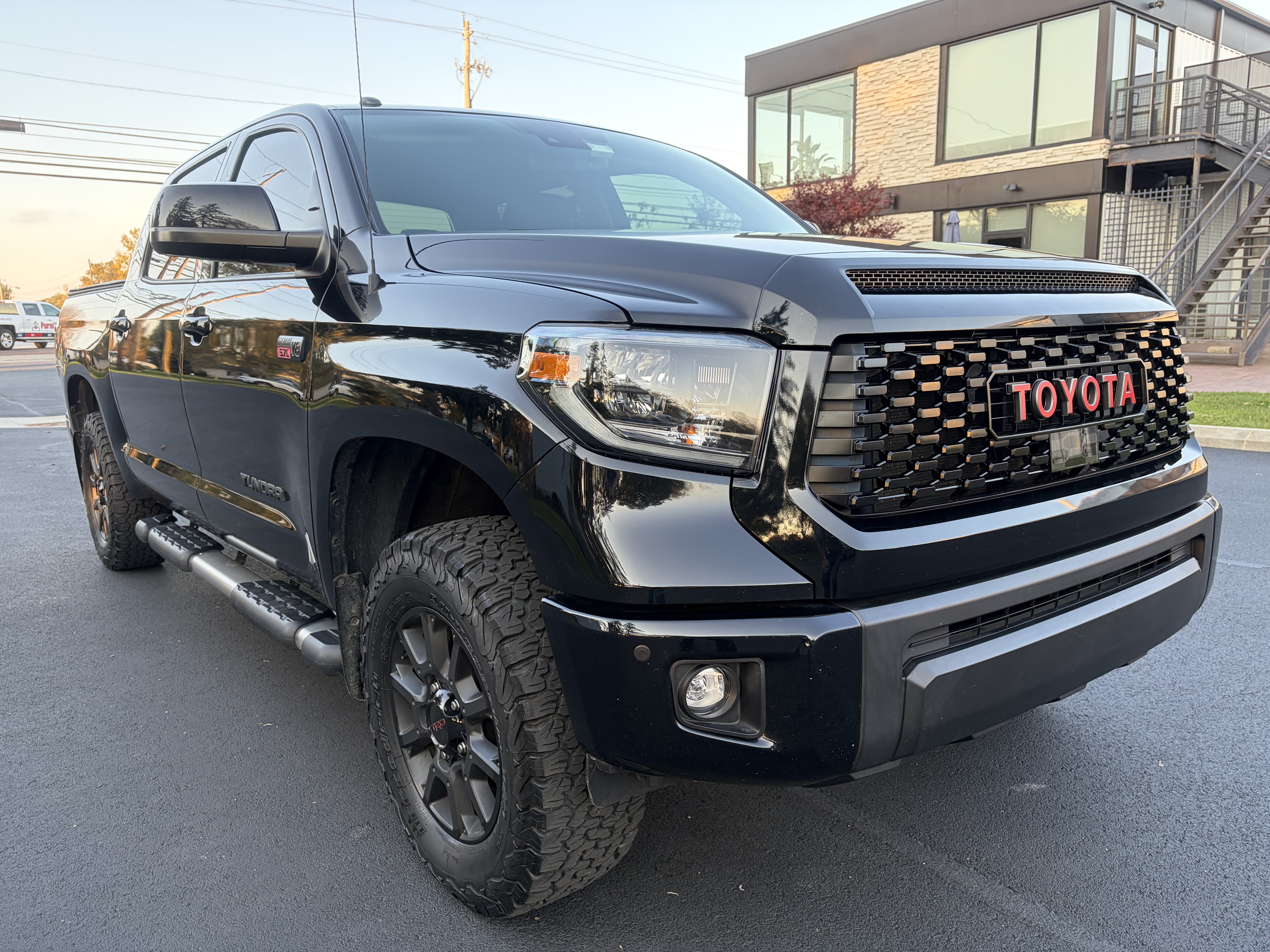 Used 2019 Toyota Tundra Limited w/ Limited Premium Package AWD/4WD image 5