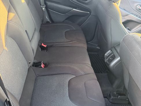 Used 2019 Jeep Cherokee Latitude w/ Cold Weather Group image 9