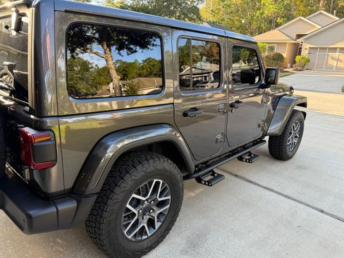 Used 2025 Jeep Wrangler Unlimited Sahara image 4
