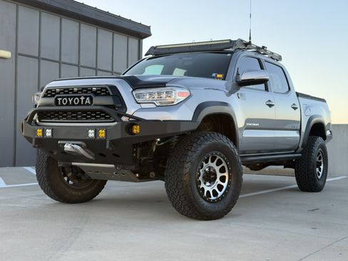 Used 2017 Toyota Tacoma TRD Off-Road AWD/4WD image 12