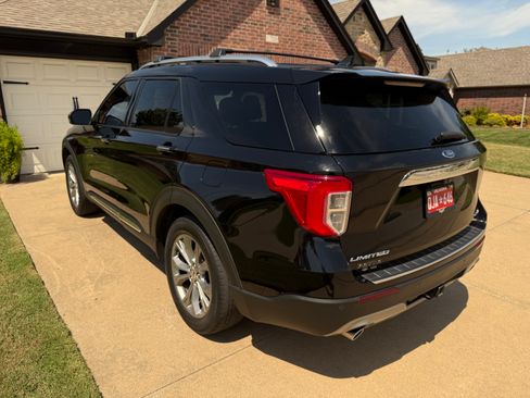 Used 2021 Ford Explorer Limited w/ Equipment Group 301A AWD/4WD image 2