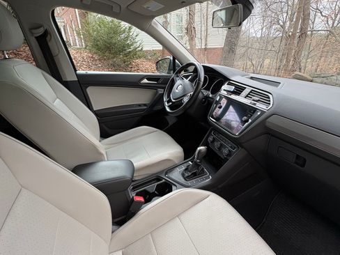 Used 2019 Volkswagen Tiguan SE w/ Panoramic Sunroof Package image 8
