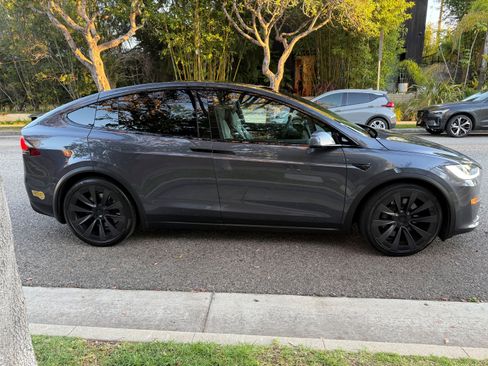 Used 2022 Tesla Model X Plaid image 2