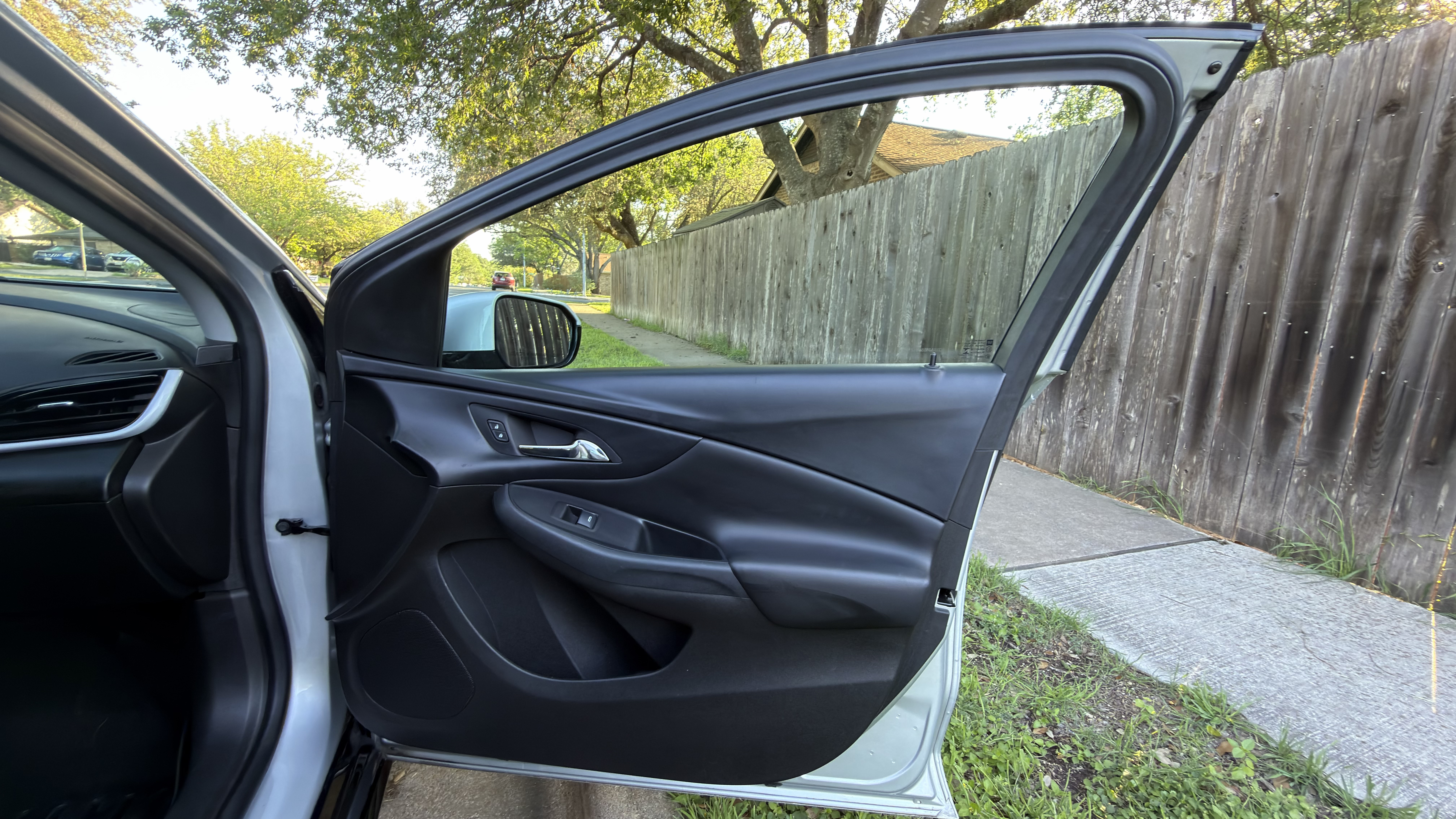 Used 2017 Chevrolet Volt LT FWD image 21