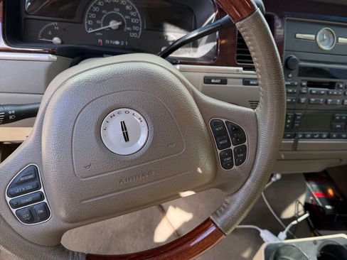Used 2004 Lincoln Town Car Ultimate image 10