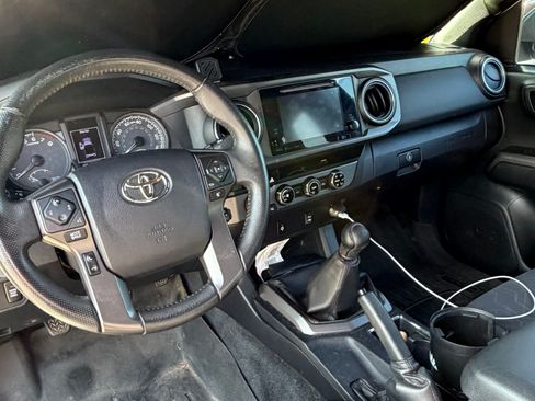 Used 2017 Toyota Tacoma TRD Sport w/ Tow Package AWD/4WD image 11