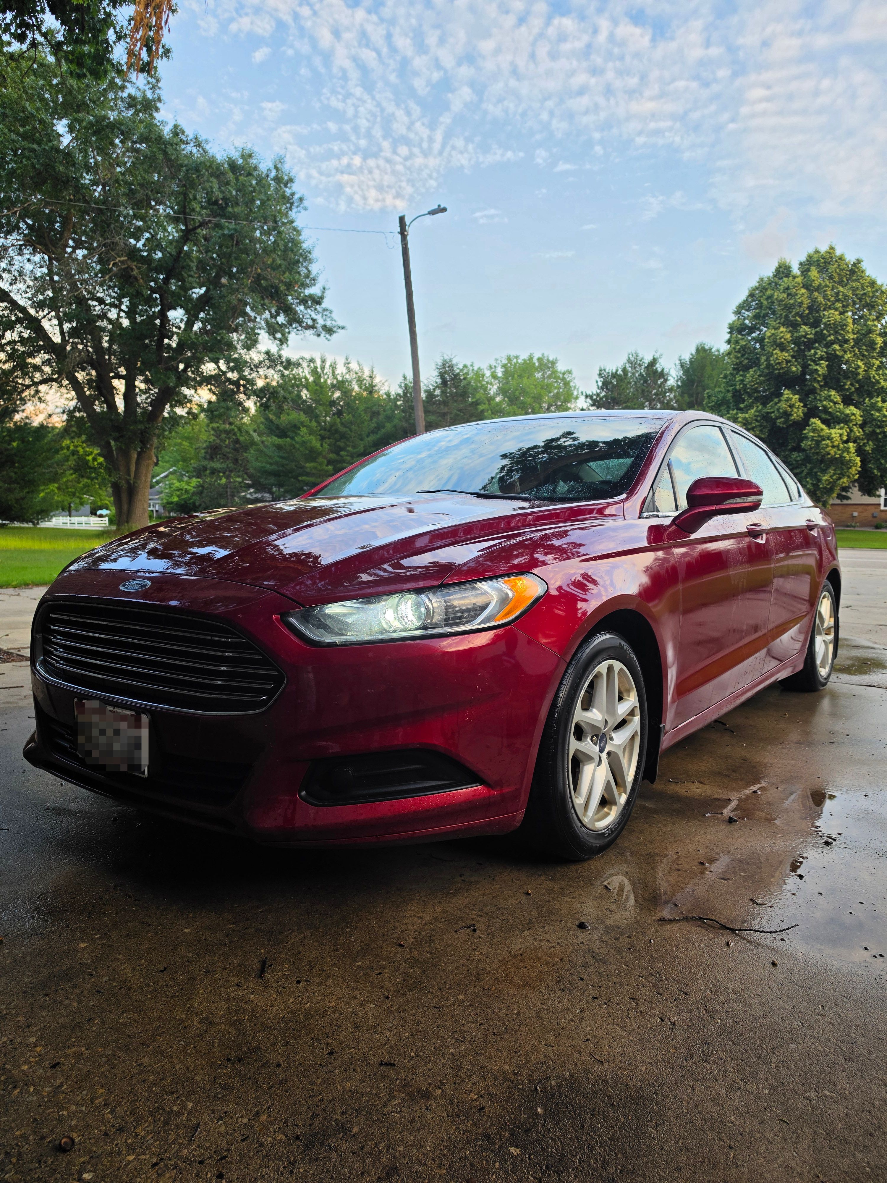 Used 2016 Ford Fusion SE FWD image 1