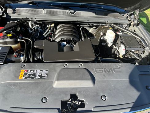 Used 2019 GMC Yukon Denali image 2