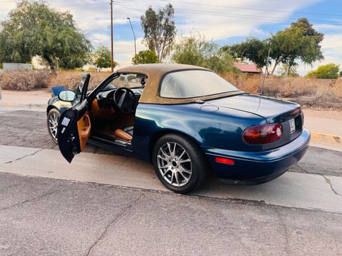 Used 1996 MAZDA MX-5 Miata RWD image 14