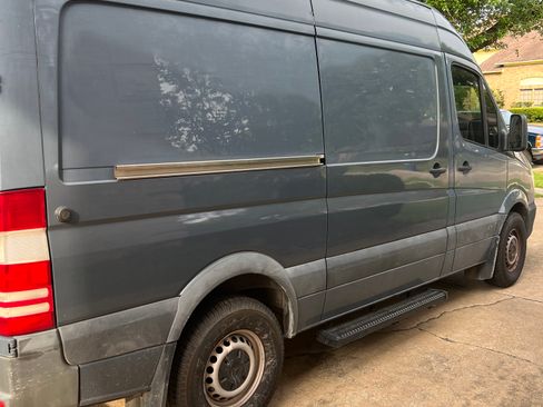 Used 2018 Mercedes-Benz Sprinter 2500 image 4