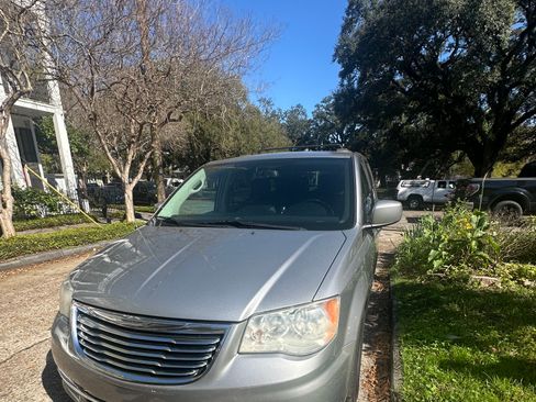 Used 2013 Chrysler Town & Country Touring image 1