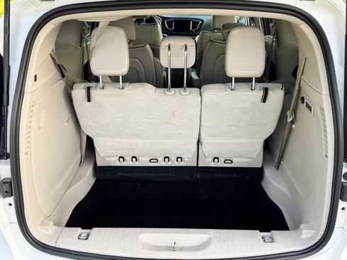 Used 2020 Chrysler Pacifica Limited image 22