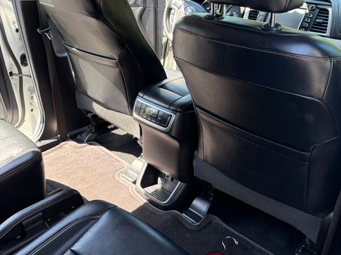 Used 2019 Toyota Highlander XLE AWD/4WD image 14