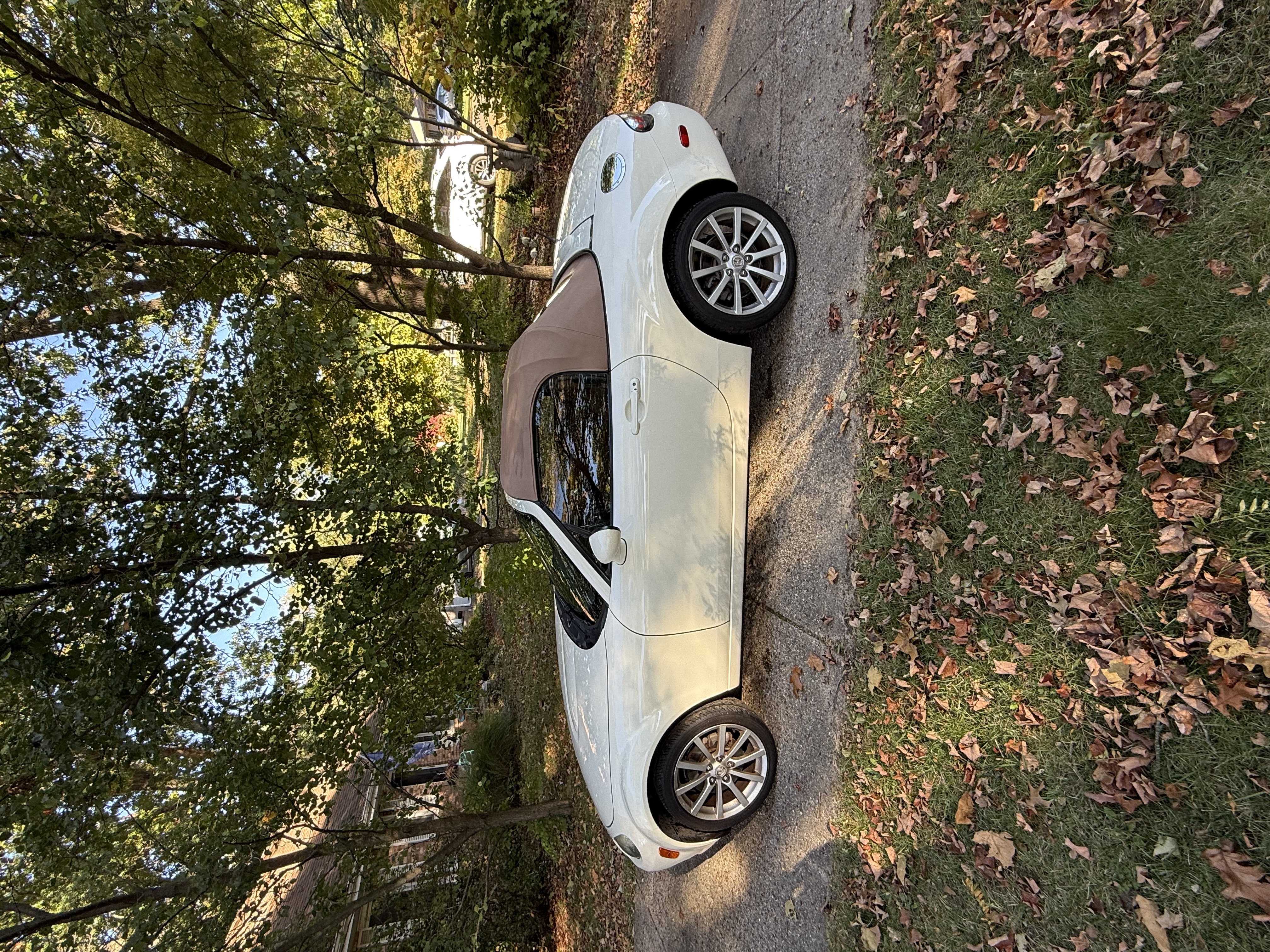 Used 2006 MAZDA MX-5 Miata Grand Touring w/ Premium Pkg RWD image 1