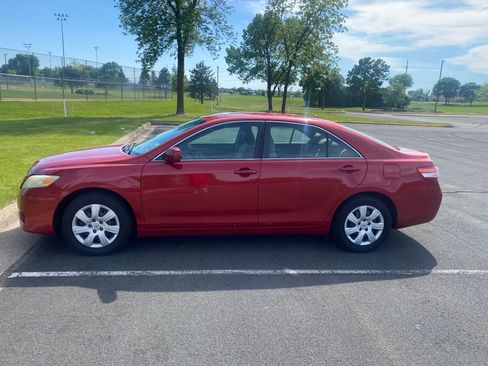 Used 2011 Toyota Camry LE FWD image 2