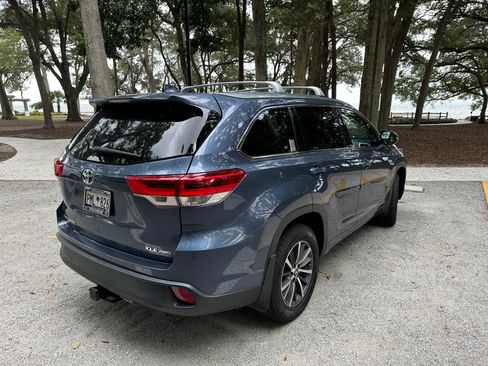 Used 2017 Toyota Highlander XLE image 6