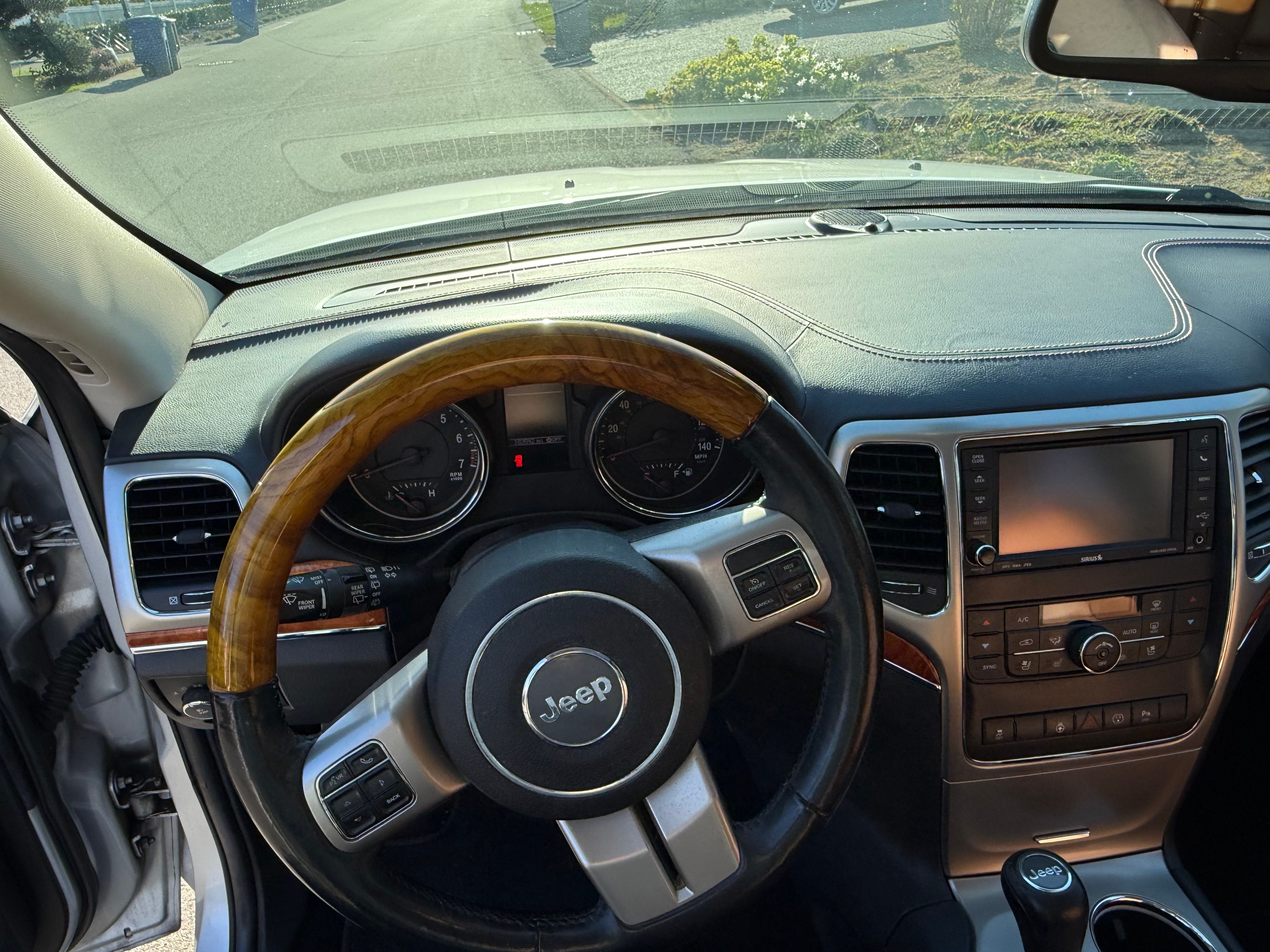 Used 2013 Jeep Grand Cherokee Overland AWD/4WD image 5