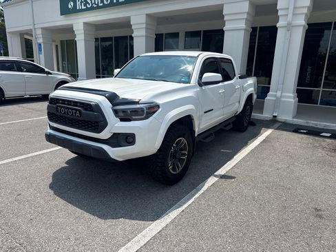 Used 2017 Toyota Tacoma SR5 w/ Tow Package RWD image 2