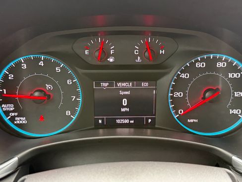 Used 2018 Chevrolet Equinox LT FWD image 2