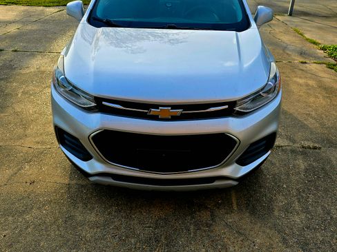 Used 2017 Chevrolet Trax LT w/ LT Convenience Package image 2