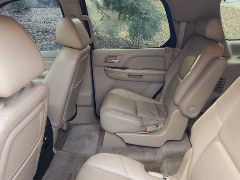 Used 2010 Cadillac Escalade Luxury image 13