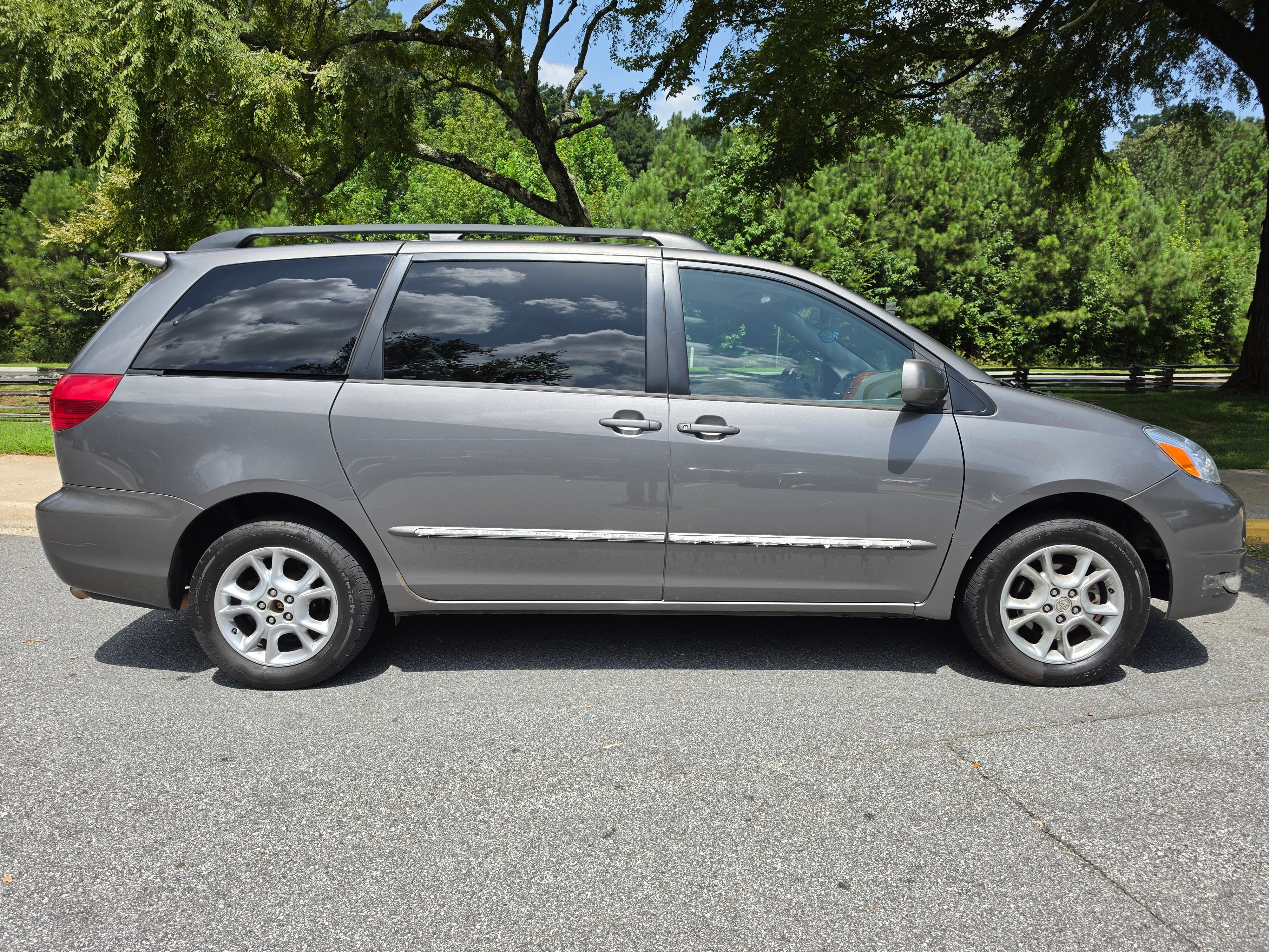 Used 2005 Toyota Sienna XLE Limited w/ XLE Limited Pkg 2 AWD/4WD image 8