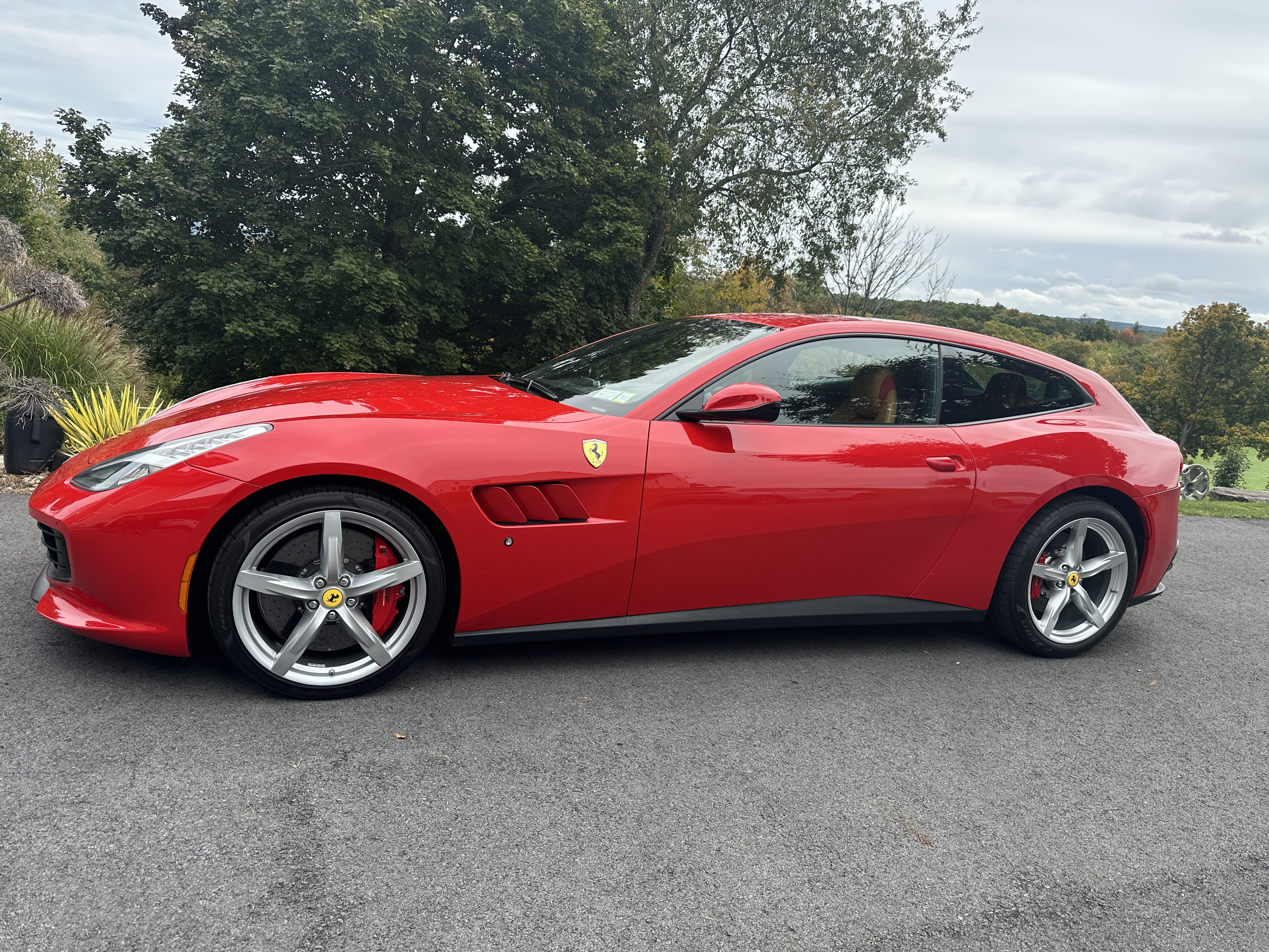 Used 2019 Ferrari GTC4Lusso T RWD image 4