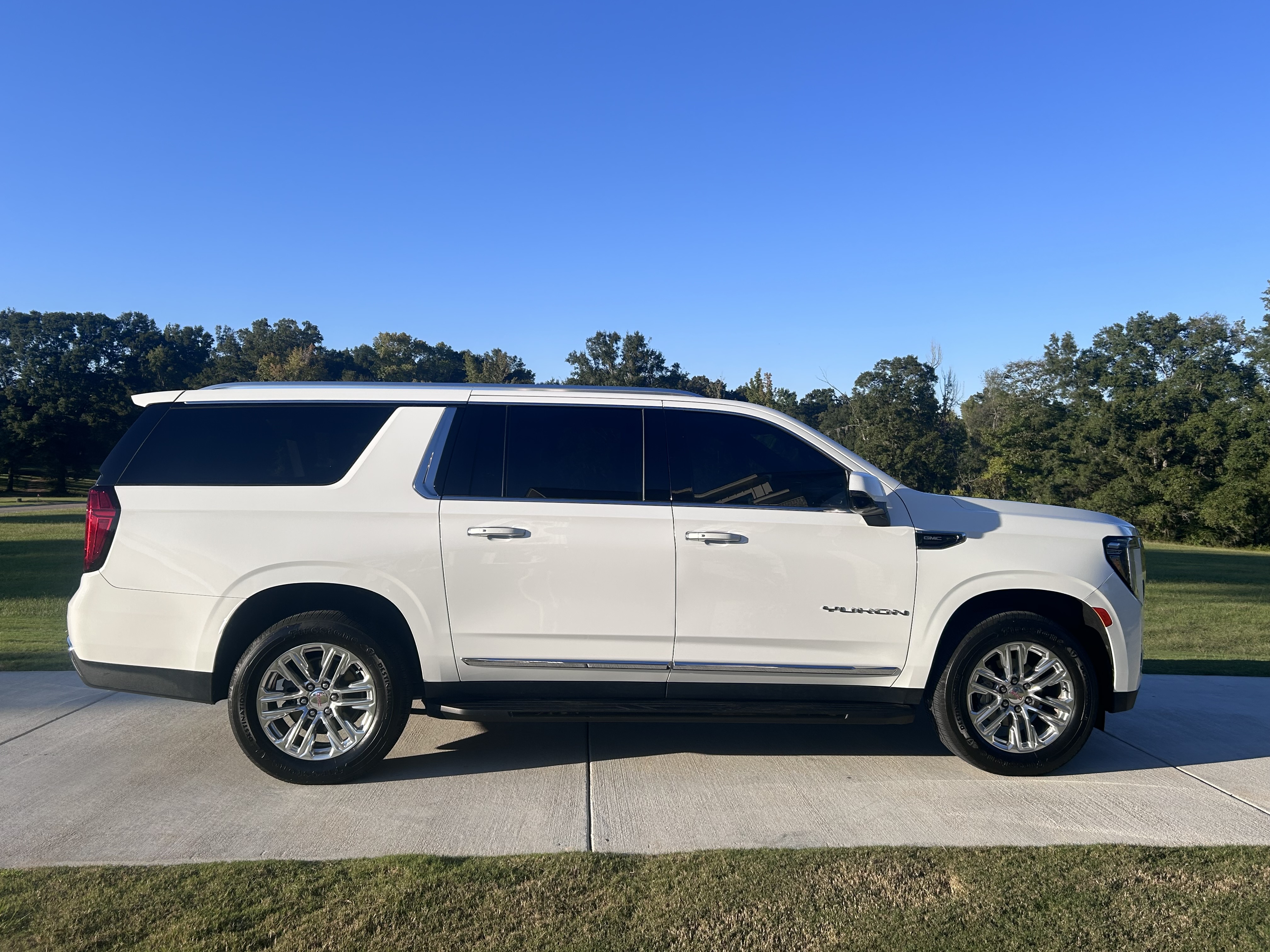 Used 2022 GMC Yukon XL SLT w/ SLT Premium Package RWD image 1