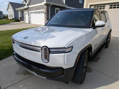 Used 2025 Rivian R1S Adventure Dual AWD/4WD image 2