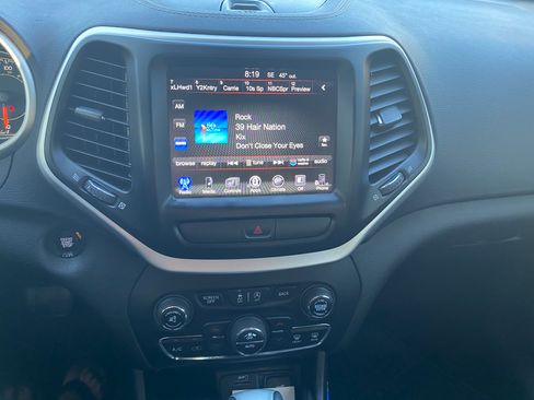 Used 2018 Jeep Cherokee Latitude Plus w/ Comfort/Convenience Group image 6