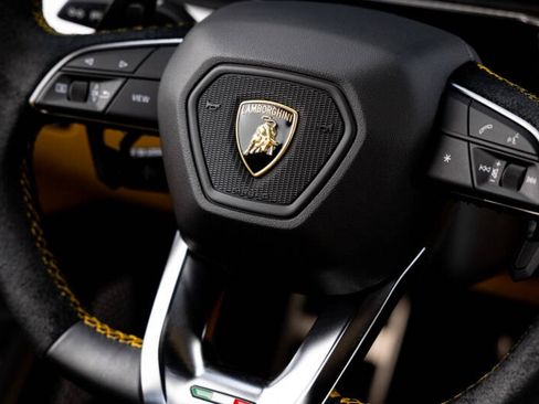 Used 2019 Lamborghini Urus image 17