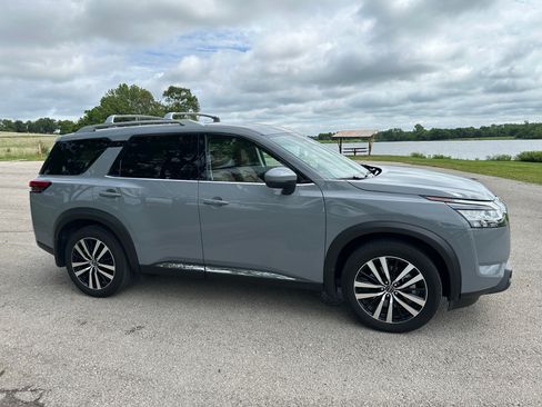 Used 2024 Nissan Pathfinder Platinum AWD/4WD image 6