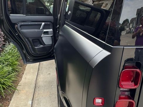 Used 2023 Land Rover Defender 130 X-Dynamic SE image 4