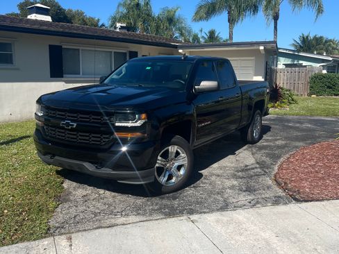Used 2018 Chevrolet Silverado 1500 Custom w/ Custom Value Package image 1