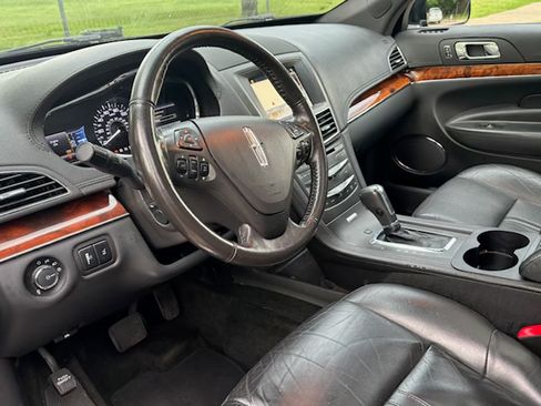 Used 2017 Lincoln MKT AWD image 6