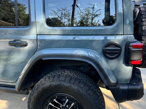 Used 2024 Jeep Wrangler Unlimited Rubicon AWD/4WD image 9