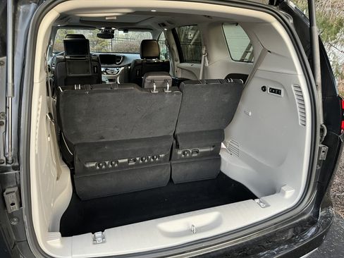 Used 2023 Chrysler Pacifica Limited w/ Uconnect Theater Family Group image 8