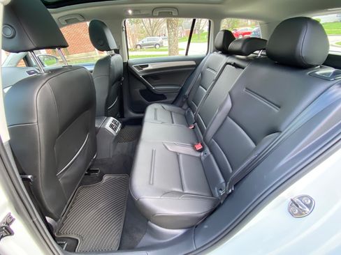 Used 2017 Volkswagen Golf SE image 24